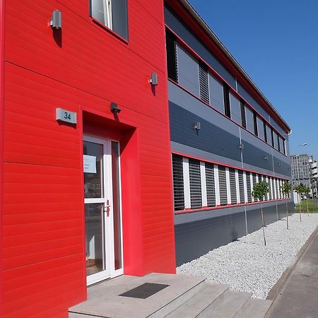 Montagehotel Bed & Steel Linz Exterior photo
